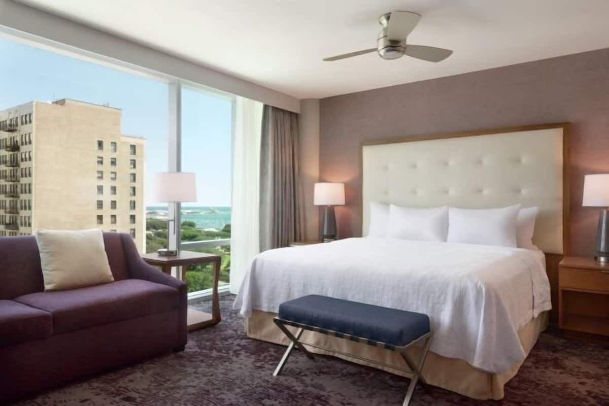 Ropa de cama hipoalergénica y caja de seguridad en la habitación