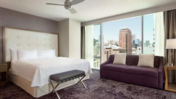 Estúdio, 1 cama King, no canto | Área de estar | Smart TV 49 polegadas com canais de TV premium, TV, Netflix