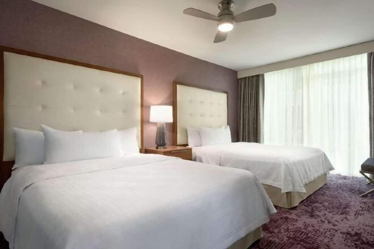 Ropa de cama hipoalergénica y caja de seguridad en la habitación