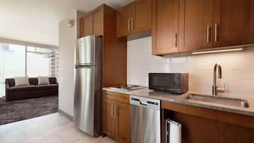 Una cucina moderna con elettrodomestici in acciaio inossidabile, mobili in legno e forno a microonde integrato.