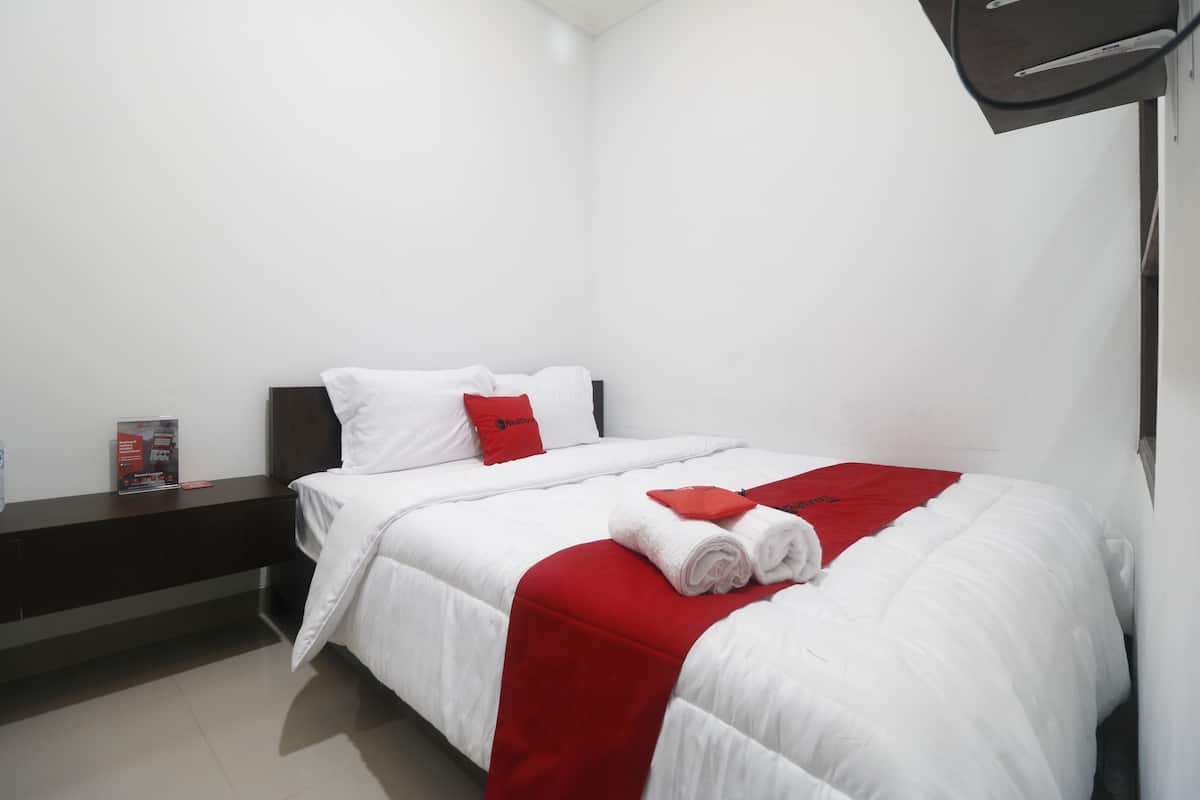 Desk, free WiFi, bed sheets