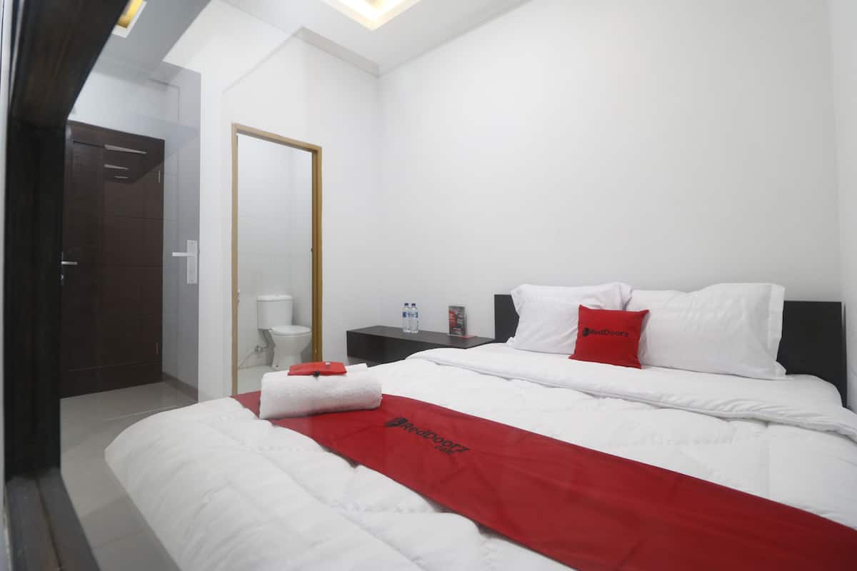 Desk, free WiFi, bed sheets