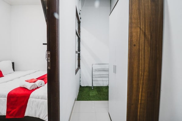 Desk, free WiFi, bed sheets