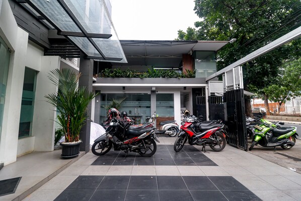 Front of property - RedDoorz near Kebon Jeruk Jakarta (Jakarta)