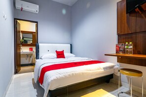 Escritorio, wifi gratis y ropa de cama