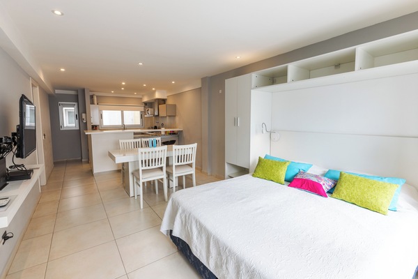 Appartement exclusif | Aire de séjour | Téléviseur à écran plat de 40 po avec télévision par câble, téléviseur