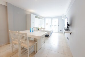 Exclusive-Apartment | Wohnbereich | 40-Zoll-Flachbildfernseher mit Kabelempfang, Fernseher, Netflix