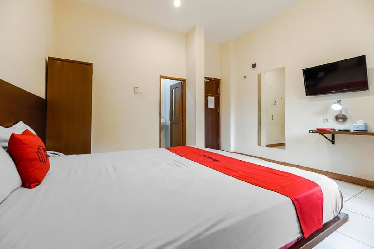 Desk, free WiFi, bed sheets