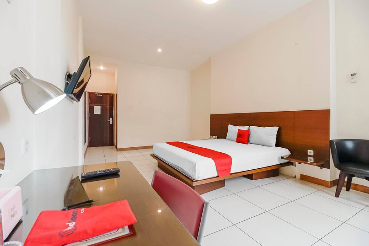 Desk, free WiFi, bed sheets