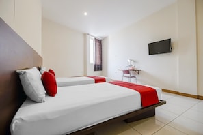 Deluxe Room | Desk, free WiFi, bed sheets - RedDoorz Plus @ Karebosi Area 2 (Makassar)