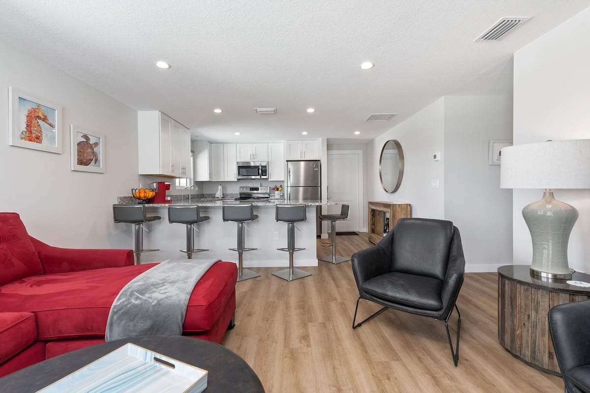 Departamento Deluxe, 2 habitaciones, vista a la bahía | Área de sala de estar | Televisión de pantalla plana de 55 pulgadas con canales por cable