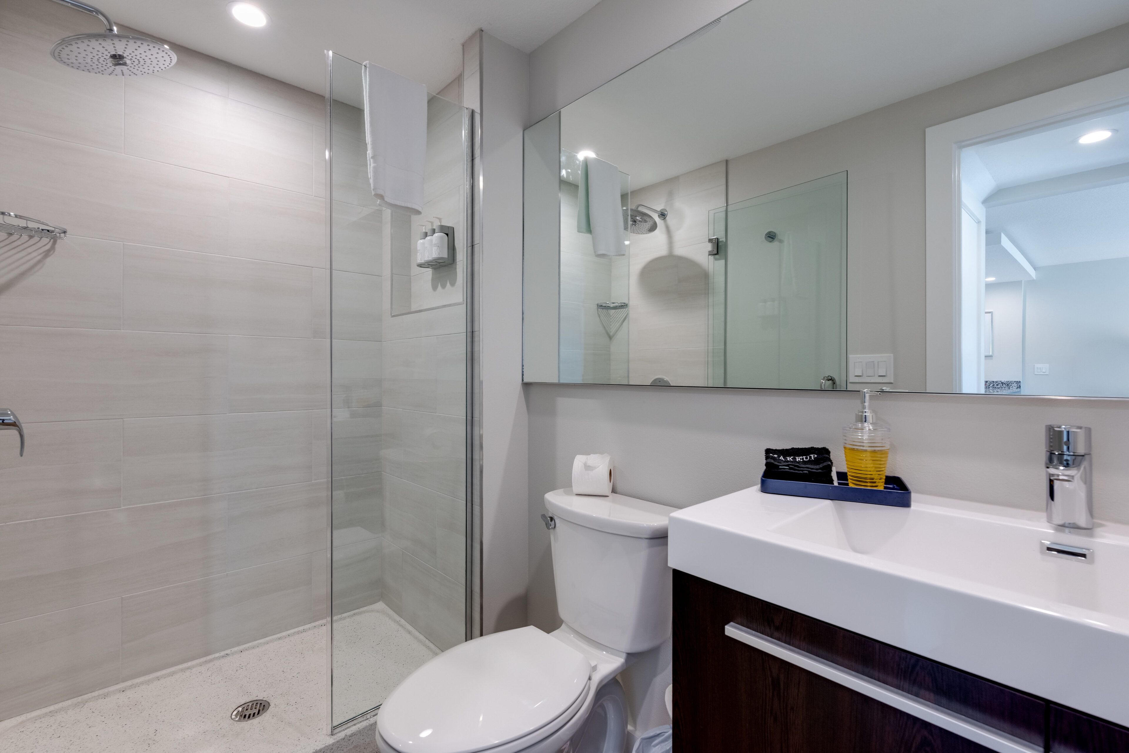 separate bathtub and shower, rainfall showerhead, free toiletries