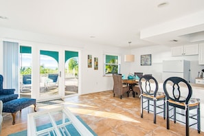 Un espacio habitable amplio con una mesa de comedor, sillas y vistas al exterior.