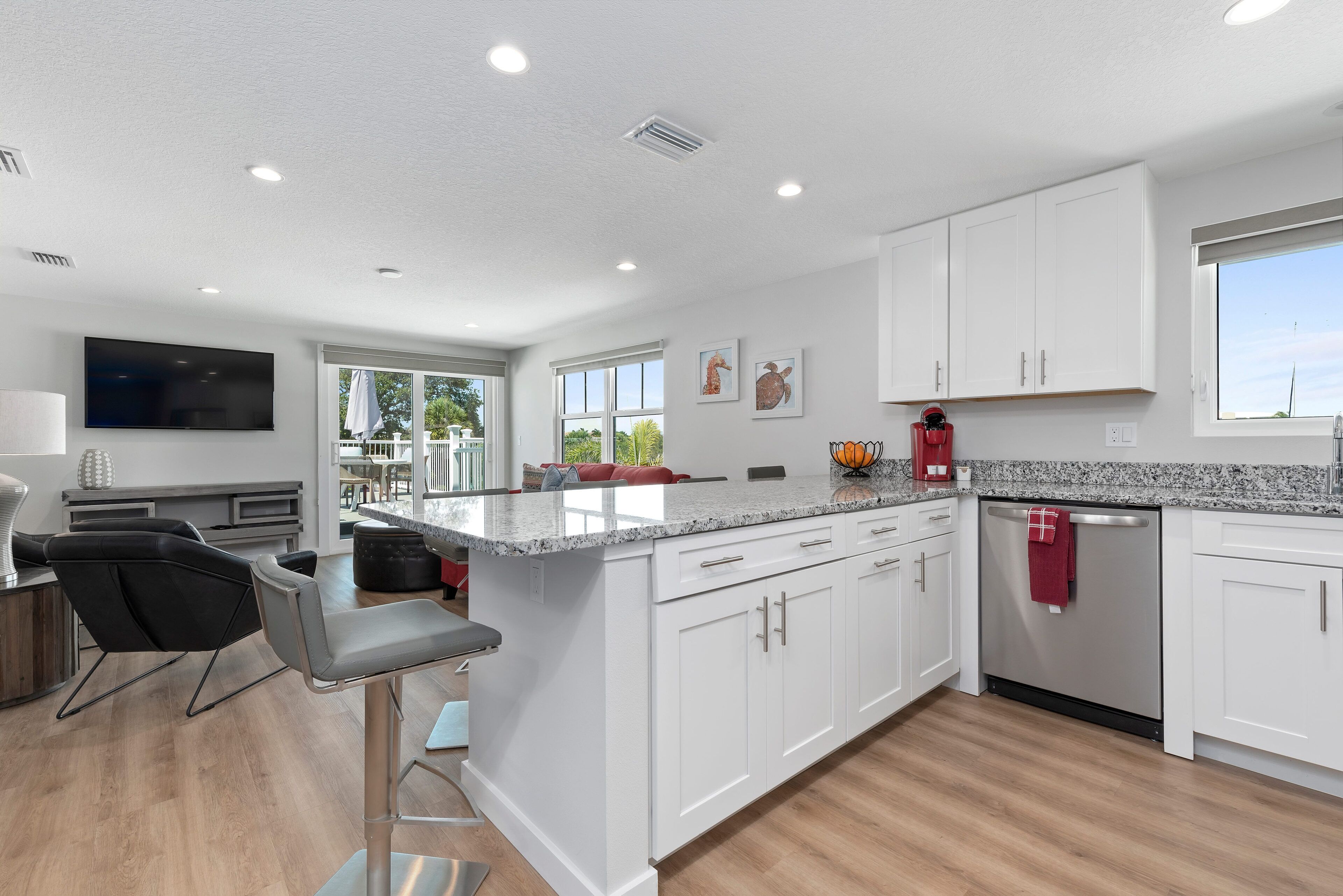 Deluxe Apartment, 2 Bedrooms, Bay View | Private kitchen | Microwave, coffee/tea maker, paper towels