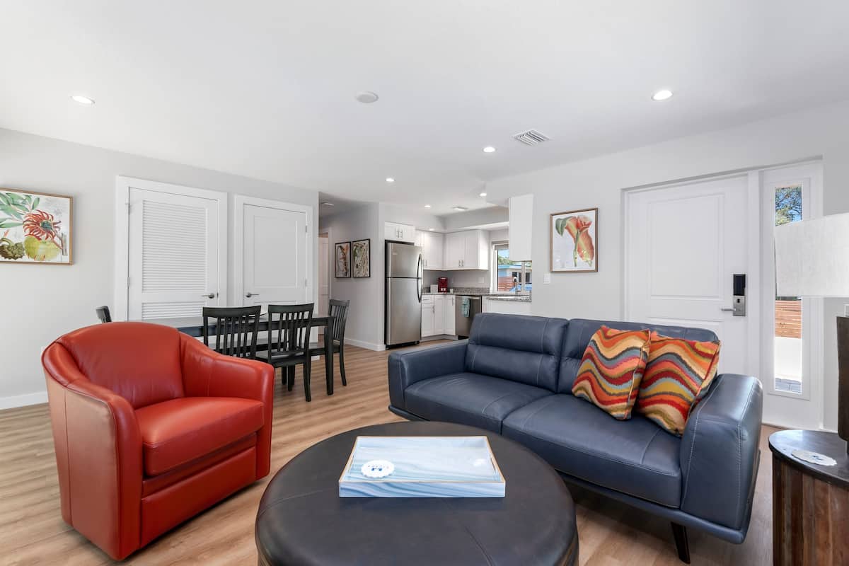 Villa Deluxe, 2 habitaciones, vista a la bahía, planta baja | Área de sala de estar | Televisión de pantalla plana de 55 pulgadas con canales por cable