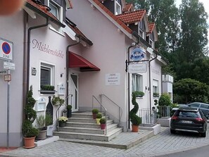 A building with a sign reading 'Müblenstüble' and a restaurant sign above the entrance. - Landhotel Garni Am Mv Hlenwv Rth (Tauberbischofsheim)