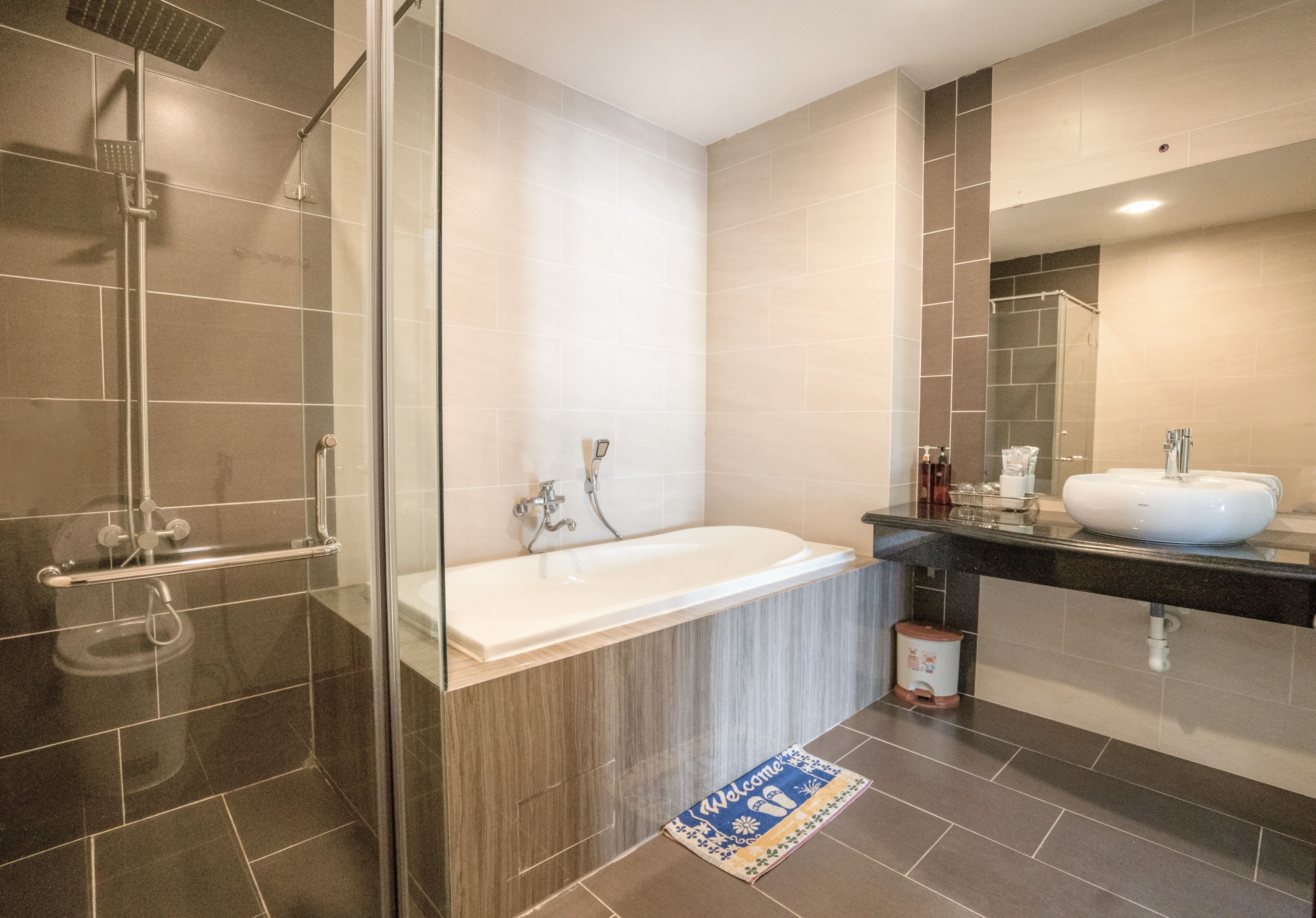 Family Room, 2 Queen Beds, Non Smoking, Balcony | Bathroom