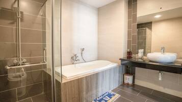 Family Room, 2 Queen Beds, Non Smoking, Balcony | Bathroom