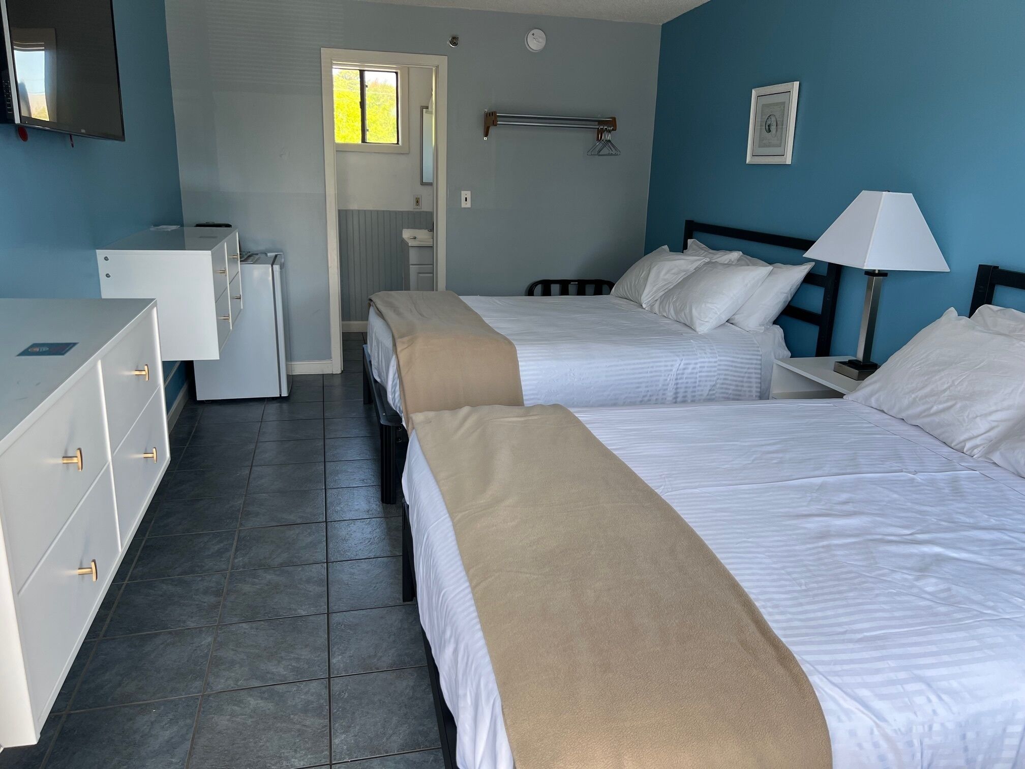deluxe double room single use, 2 queen beds, non smoking | 1 bedroom, individually decorated, individually furnished, free wifi