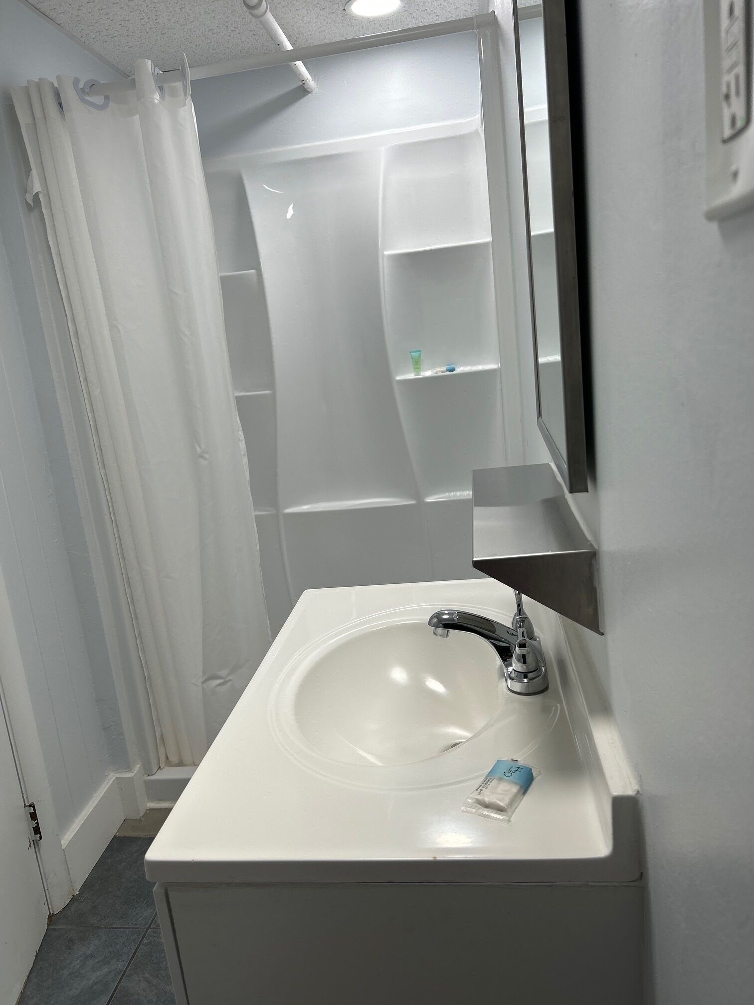 comfort room, 1 king bed, non smoking | bathroom | combined shower/bathtub, towels