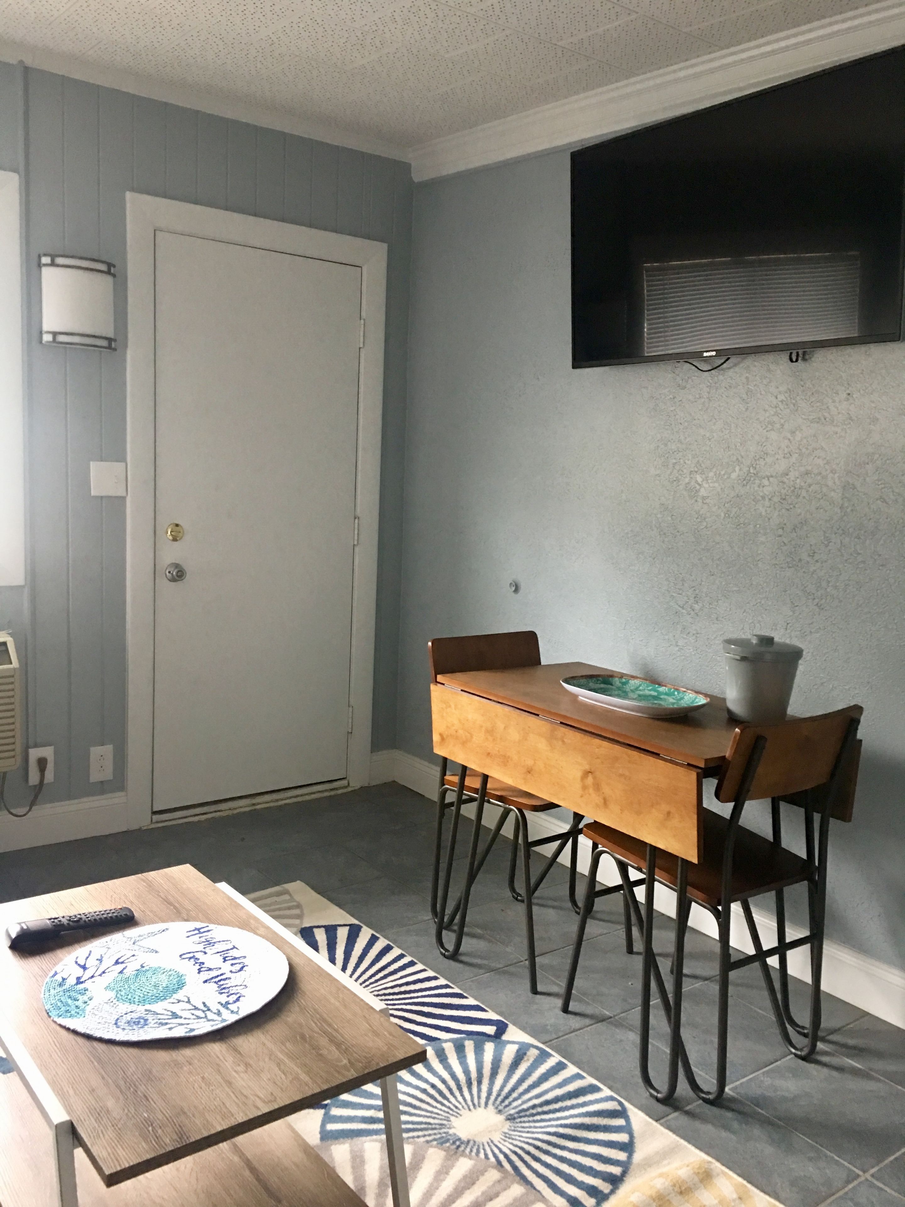 deluxe suite, 1 king bed with sofa bed, non smoking | in-room dining