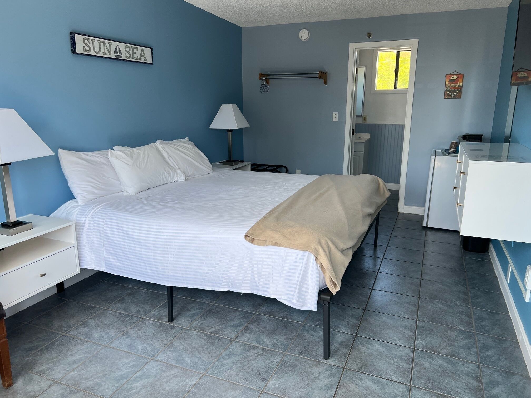Comfort Room, 1 King Bed, Non Smoking | 1 bedroom, individually decorated, individually furnished