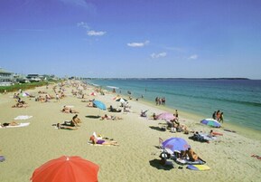 Una playa cerca, arena blanca