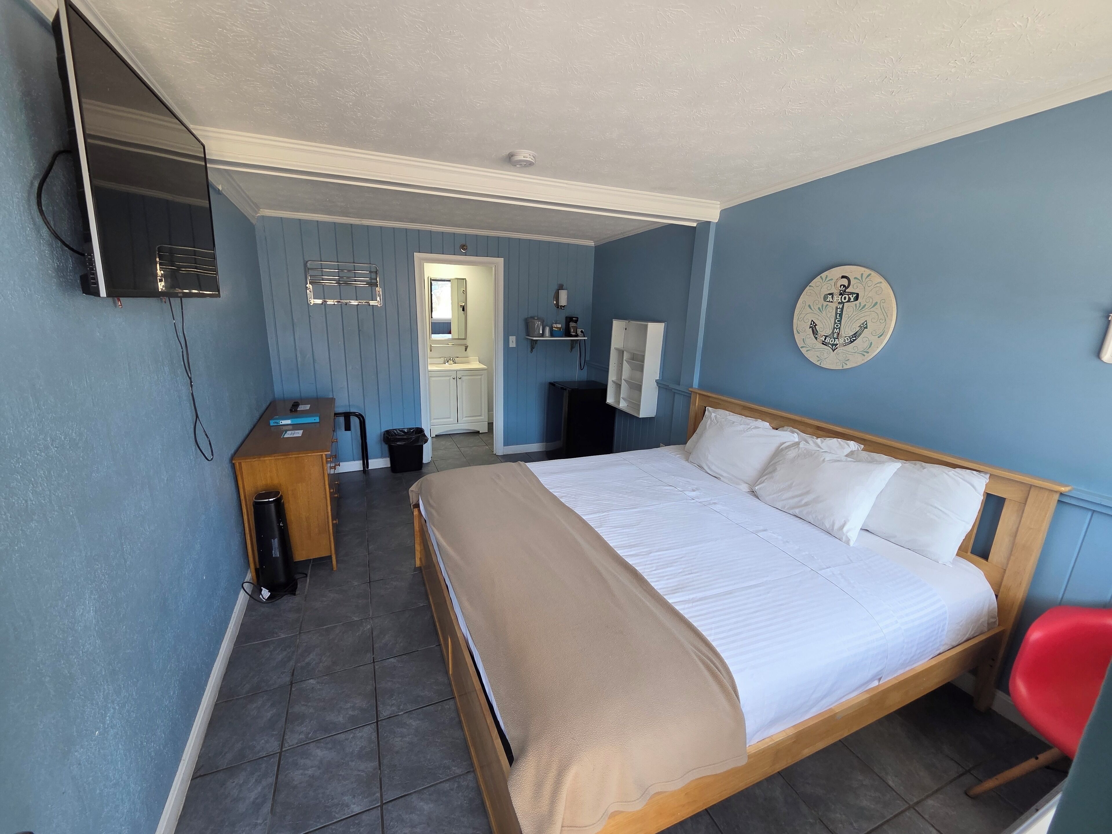 Comfort Room, 1 King Bed, Non Smoking | 1 bedroom, individually decorated, individually furnished