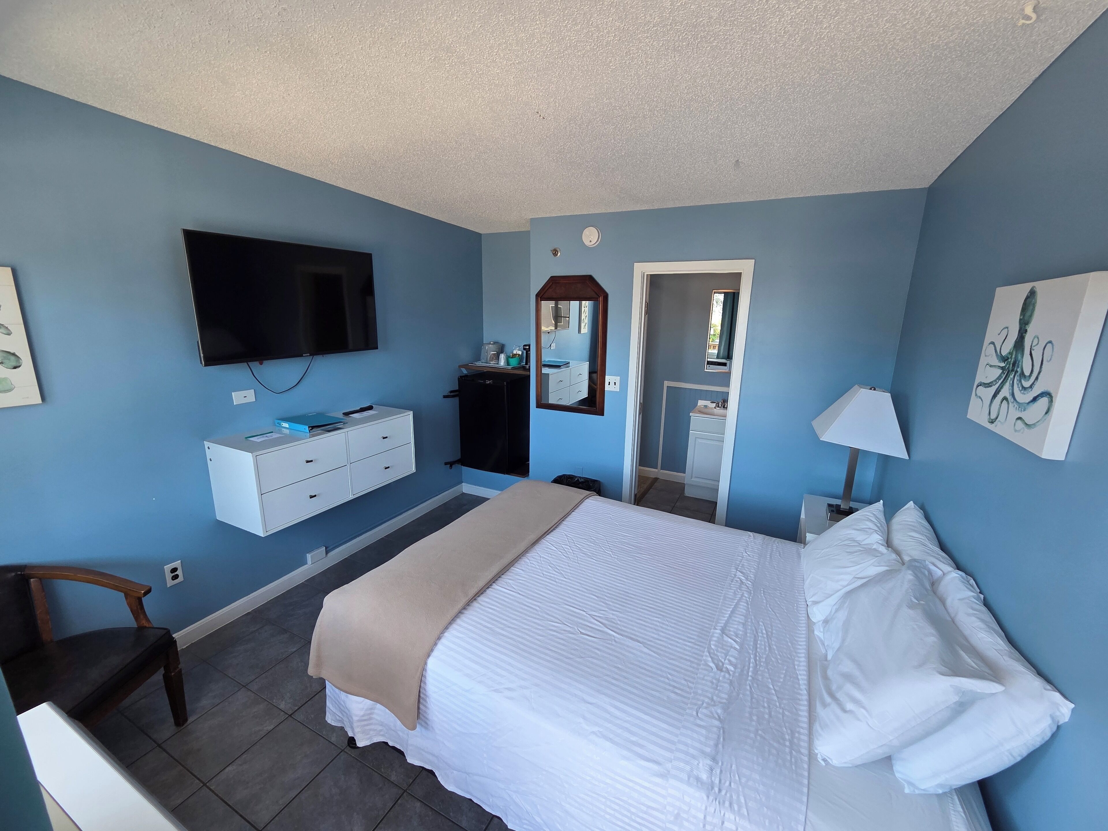 1 bedroom, individually decorated, individually furnished