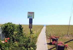 Una playa cerca, arena blanca
