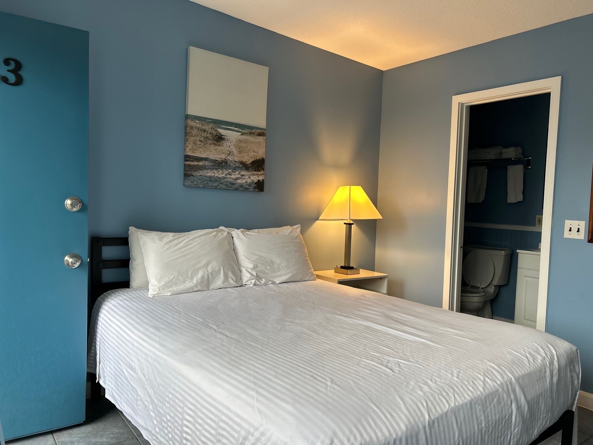 panoramic single room, 1 queen bed, non smoking, ocean view | 1 bedroom, individually decorated, individually furnished, free wifi