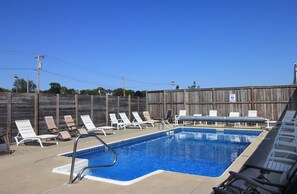 Outdoor pool, a heated pool, open 8:00 AM to 8:00 PM, pool loungers - Seagrass Inn (Old Orchard Beach)