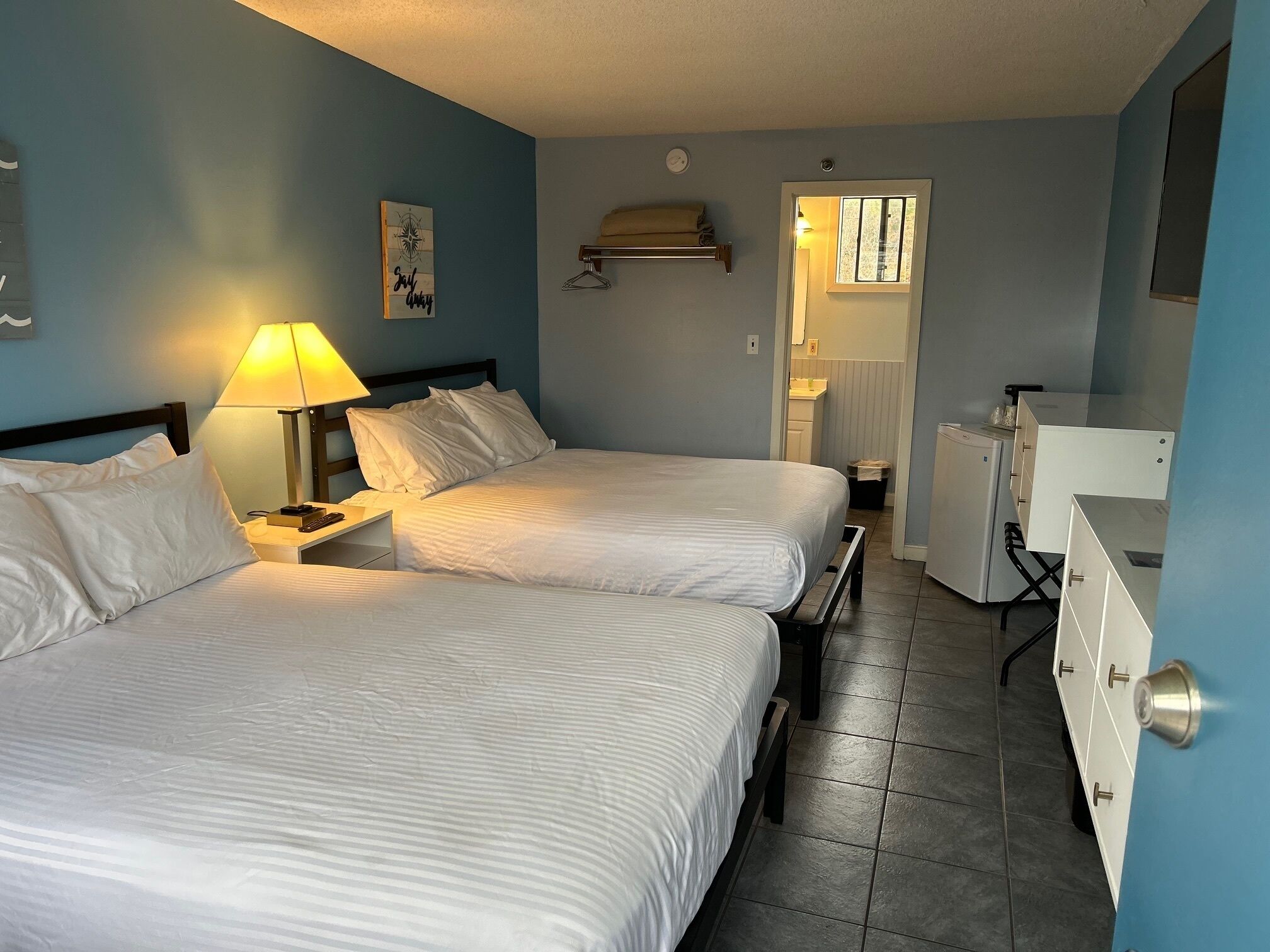 deluxe double room single use, 2 queen beds, non smoking | 1 bedroom, individually decorated, individually furnished, free wifi