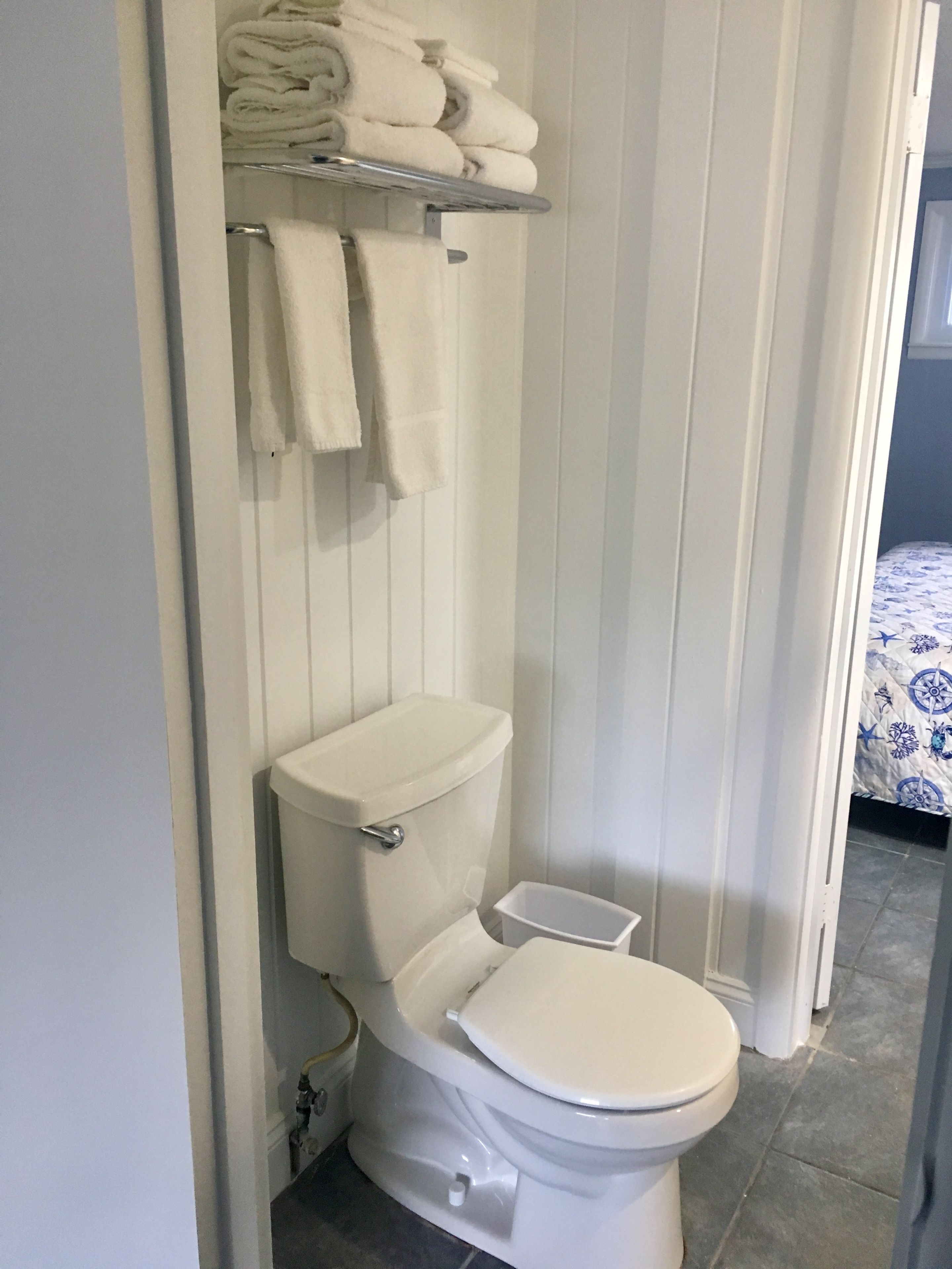 combined shower/bathtub, towels