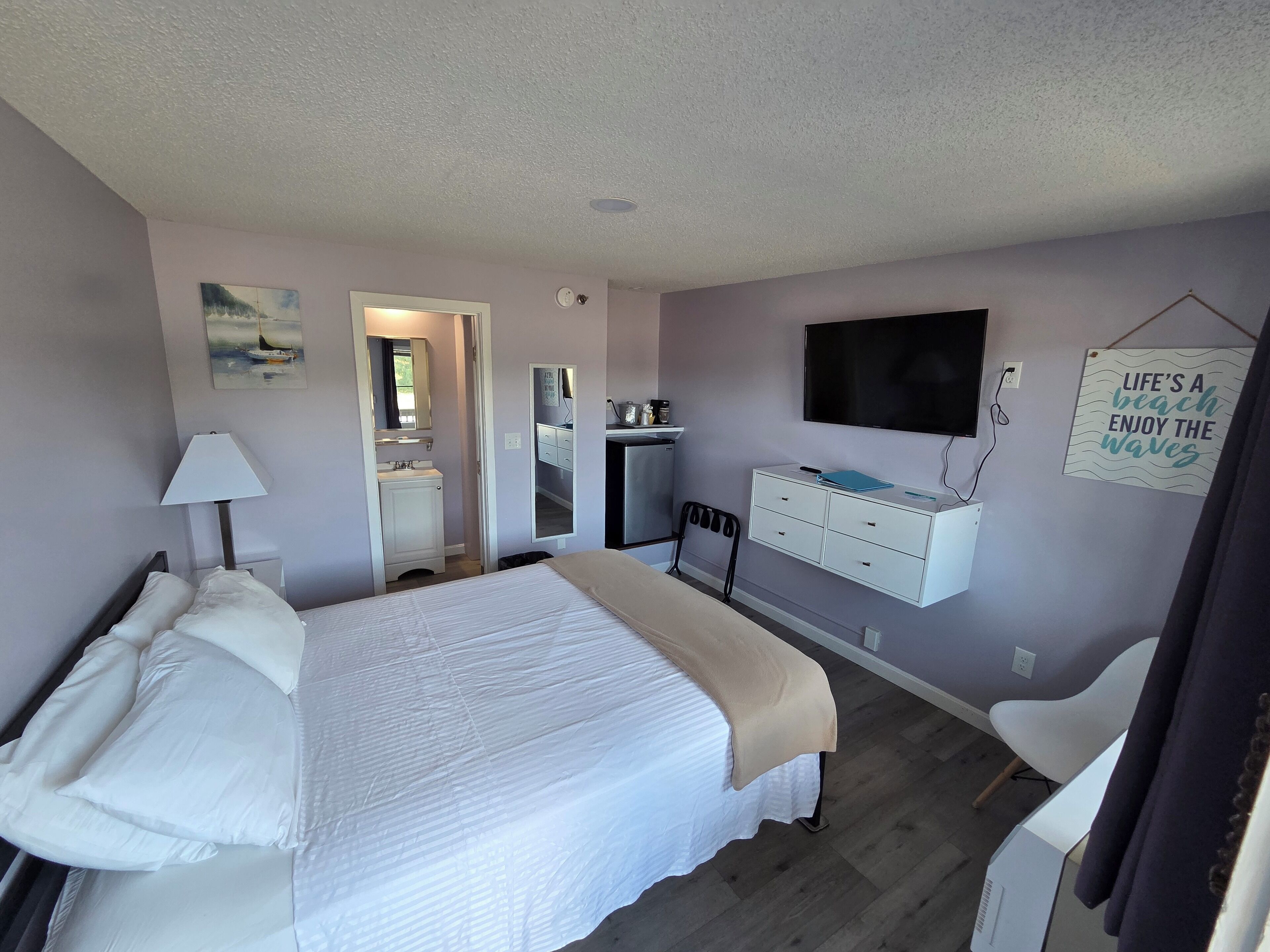 Economy Room, 1 Queen Bed, Non Smoking, Pool View | 1 bedroom, individually decorated, individually furnished