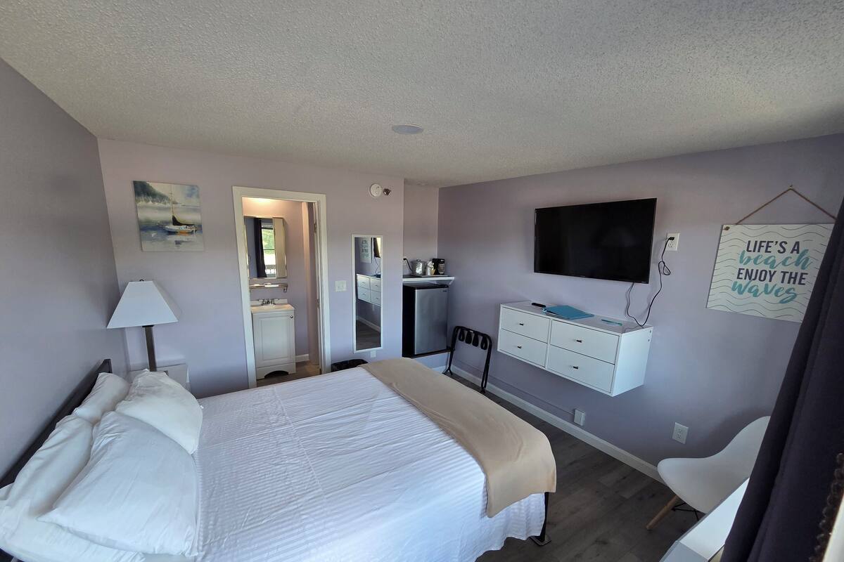 Economy Room, 1 Queen Bed, Non Smoking, Pool View | 1 bedroom, individually decorated, individually furnished