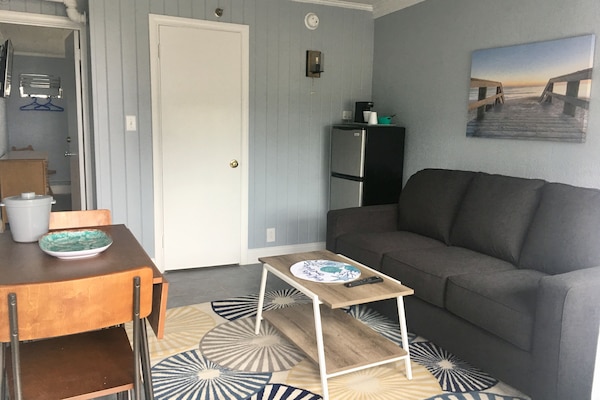 Deluxe Suite, 1 King Bed with Sofa bed, Non Smoking | Living area