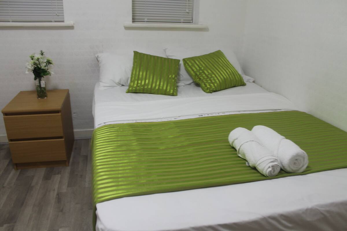 Iron/ironing board, WiFi (free), bed sheets