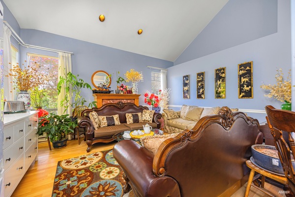 Desk, soundproofing, free WiFi, bed sheets