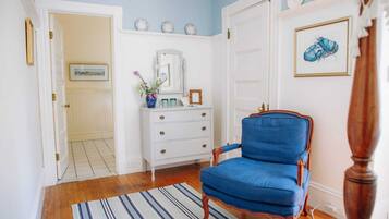 Edna St.Vincent Millay | Blackout curtains, iron/ironing board, free WiFi, bed sheets