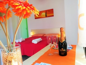 Desk, blackout curtains, soundproofing, iron/ironing board - B&B Zefiro (Pompei)
