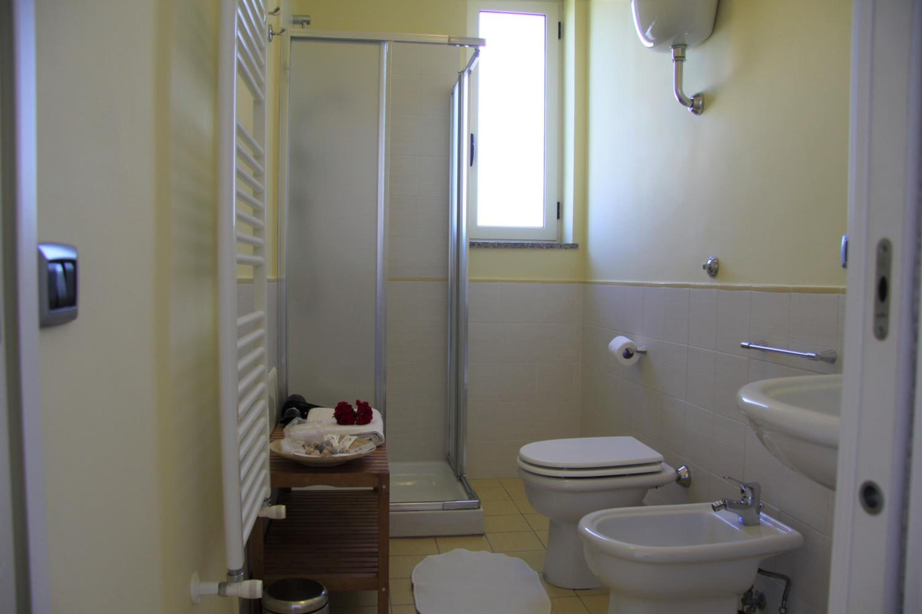 Dusche, Regendusche, kostenlose Toilettenartikel, Haartrockner