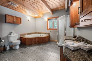 Een douche, een bubbelbad, een haardroger, handdoeken