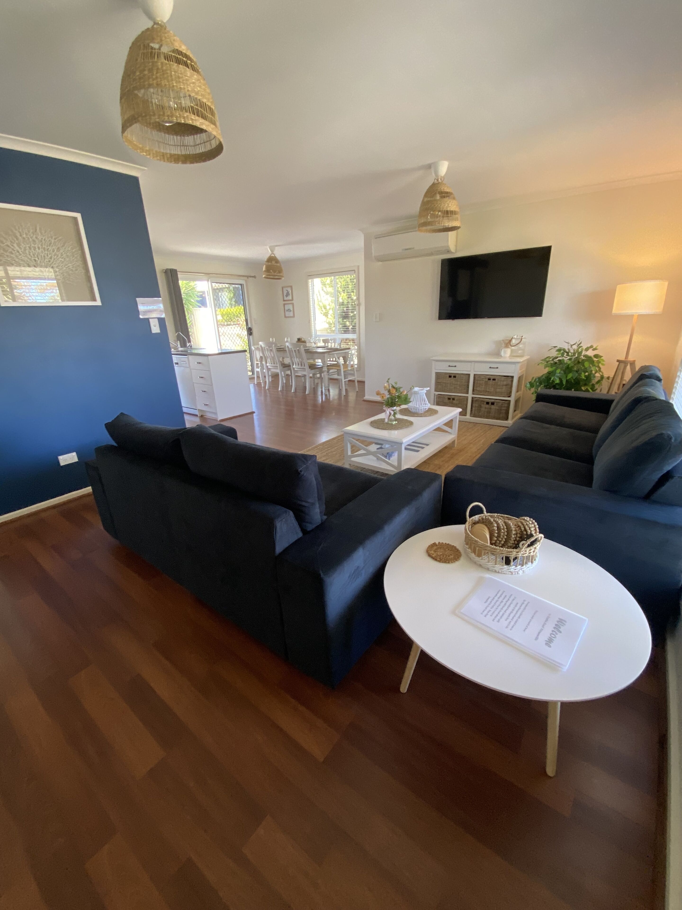 Smart TV, lettore DVD, libri, impianto stereo