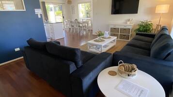 Smart-TV, DVD-Player, Bücher, Stereoanlage