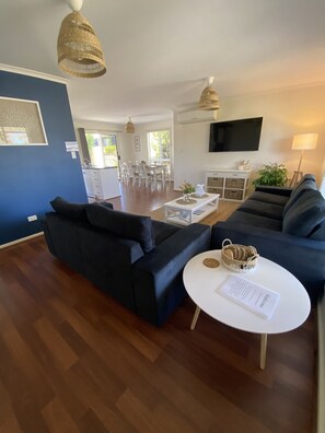 TV connectée, lecteur de DVD, livres, chaîne hi-fi