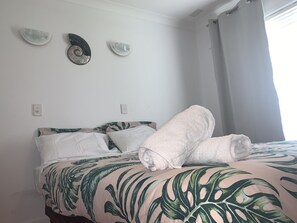 4 bedrooms, iron/ironing board, free WiFi, bed sheets - Bellambi Beach house - Special reduced holiday rates -  Book now! Walk to beach  (Bellambi)