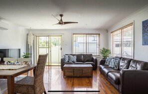 Smart TV, DVD player, books - Bellambi Beach house - Special reduced holiday rates -  Book now! Walk to beach  (Bellambi)