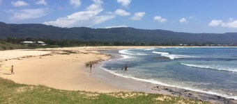 Bellambi Beach house - Special reduced holiday rates -  Book now! Walk to beach 