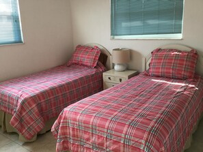 3 habitaciones, escritorio, tabla de planchar con plancha y wifi gratis 